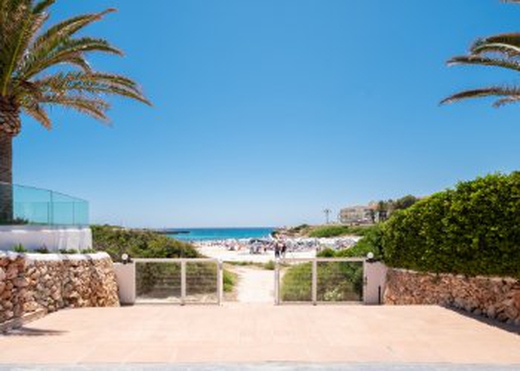 Acceso directo a la playa Carema Beach Menorca