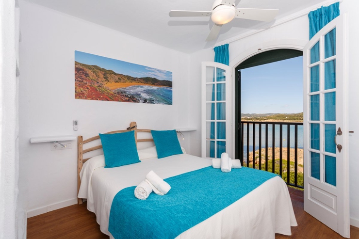Apartamento 2 dormitorios vista mar lateral Carema Garden Village Menorca